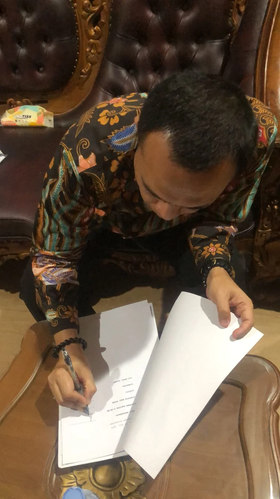 Penandatanganan oleh Ketua Dewan Pengurus